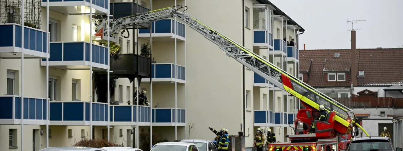 Die Feuerwehr löscht einen Wohnungsbrand in Neu-Ulm — © Thomas Heckmann