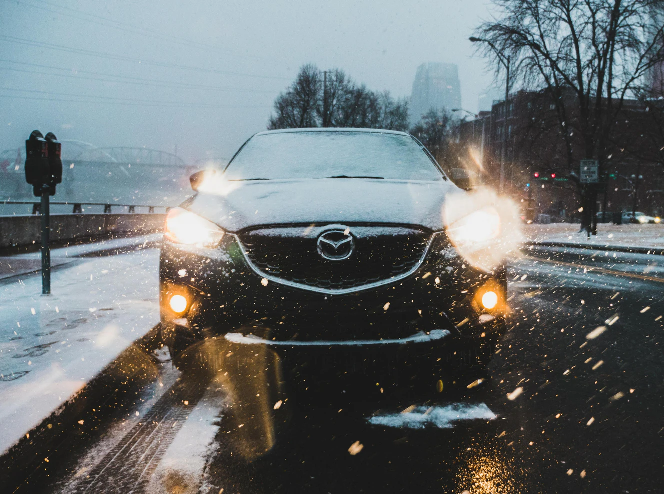 Ein Auto mit gefrorenen Scheiben im Winter auf einer Straße 