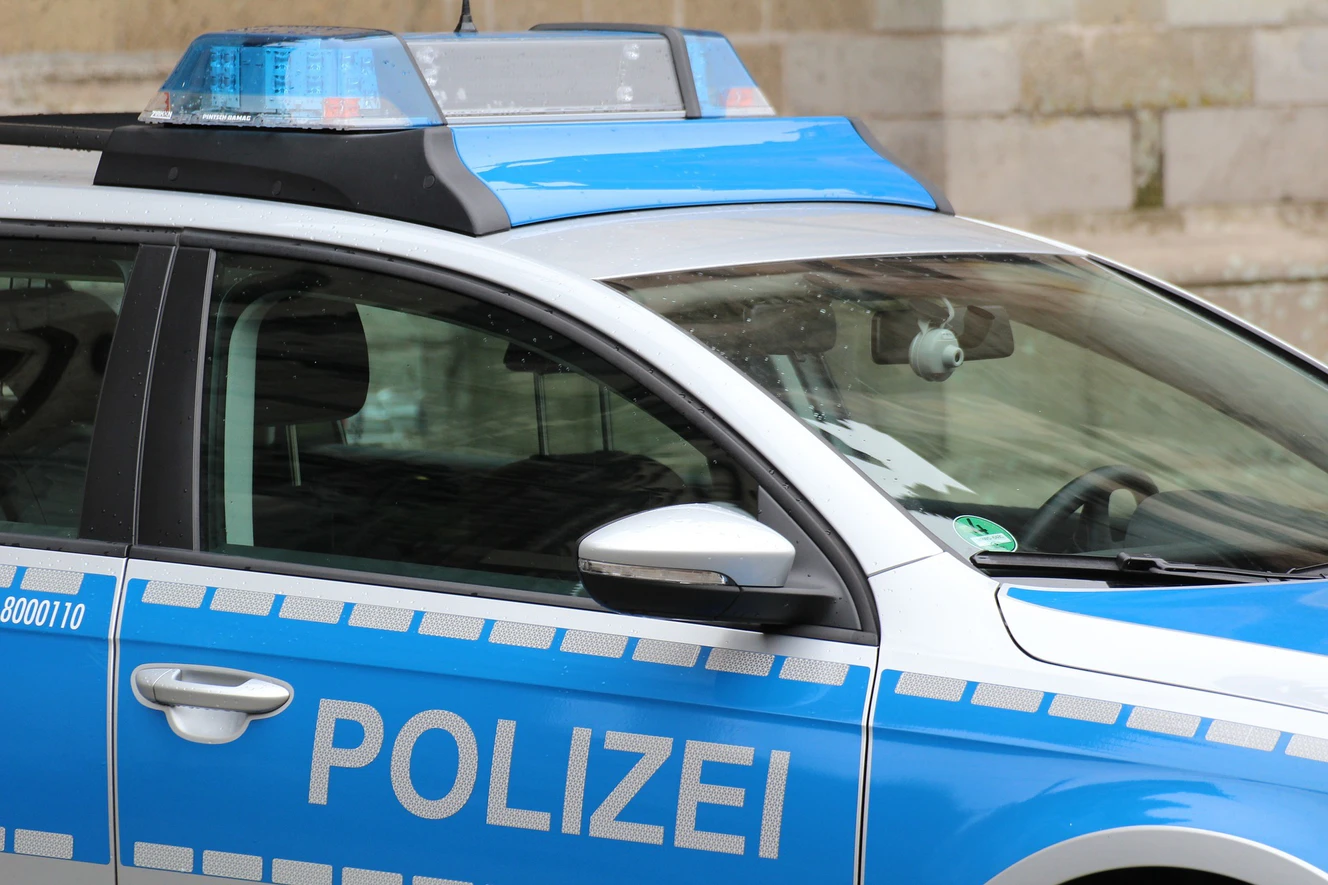 Betrunkener schlägt Sanitäter und tritt Polizisten