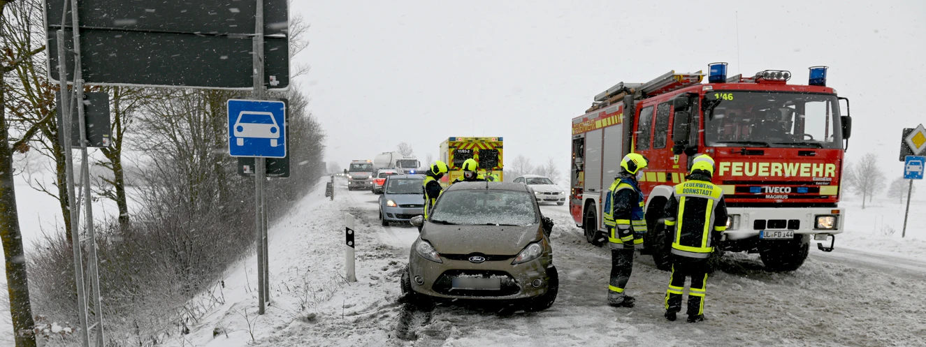 Ein Auto droht, bei Schnee in den Graben zu rutschen — © Thomas Heckmann