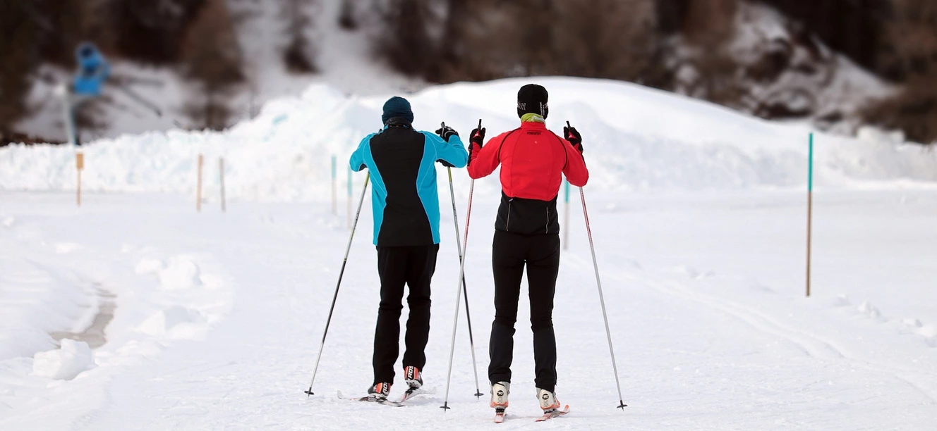 Zwei Skifahrer beim Langlauf im Schnee
