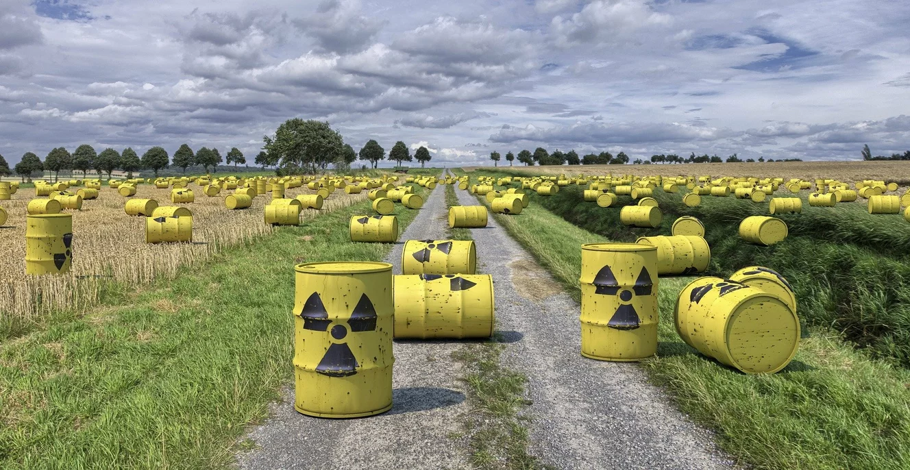 Müllfässer mit Atommüll liegen auf einer Wiese — © Symbolbild