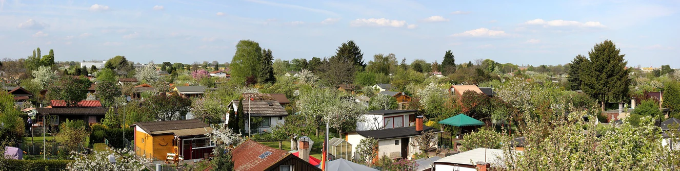 Eine Schrebergartenanlage mit vielen Hütten