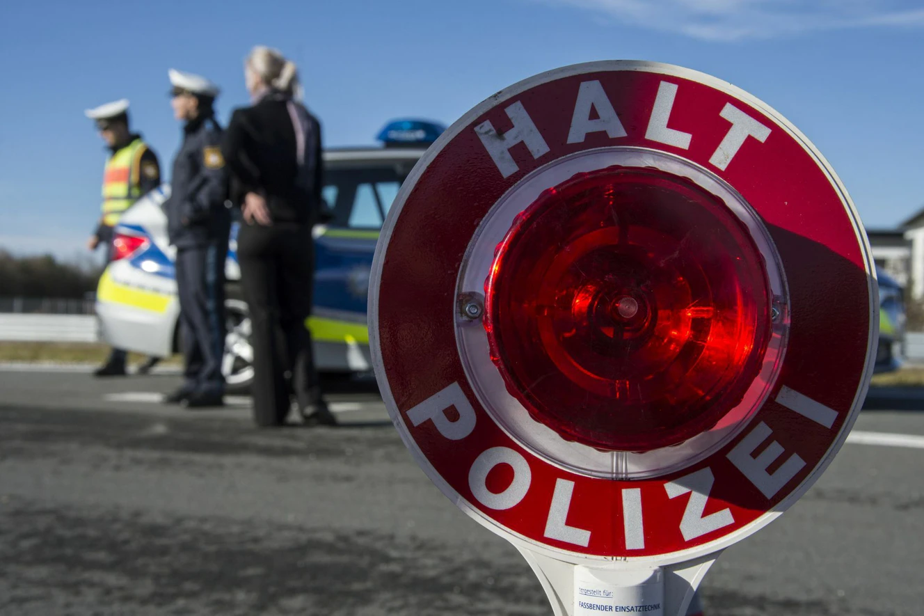 Polizei, Kontrolle, Polizeikelle, Polizeikontrolle — © Bayerische Polizei