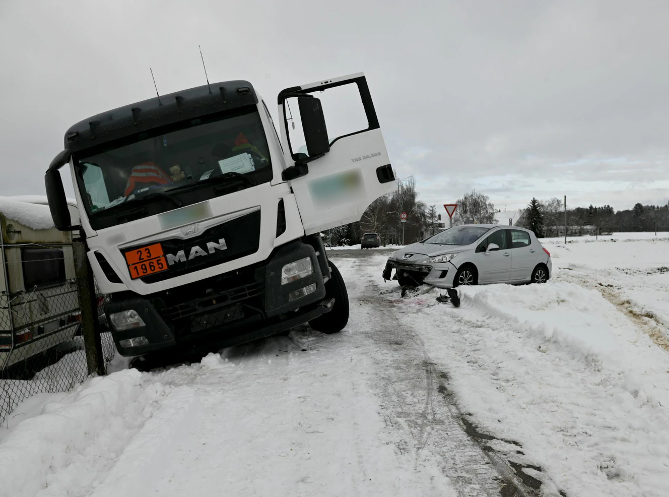 Ein LKW rutscht bei Schnee von der Straße — © Thomas Heckmann
