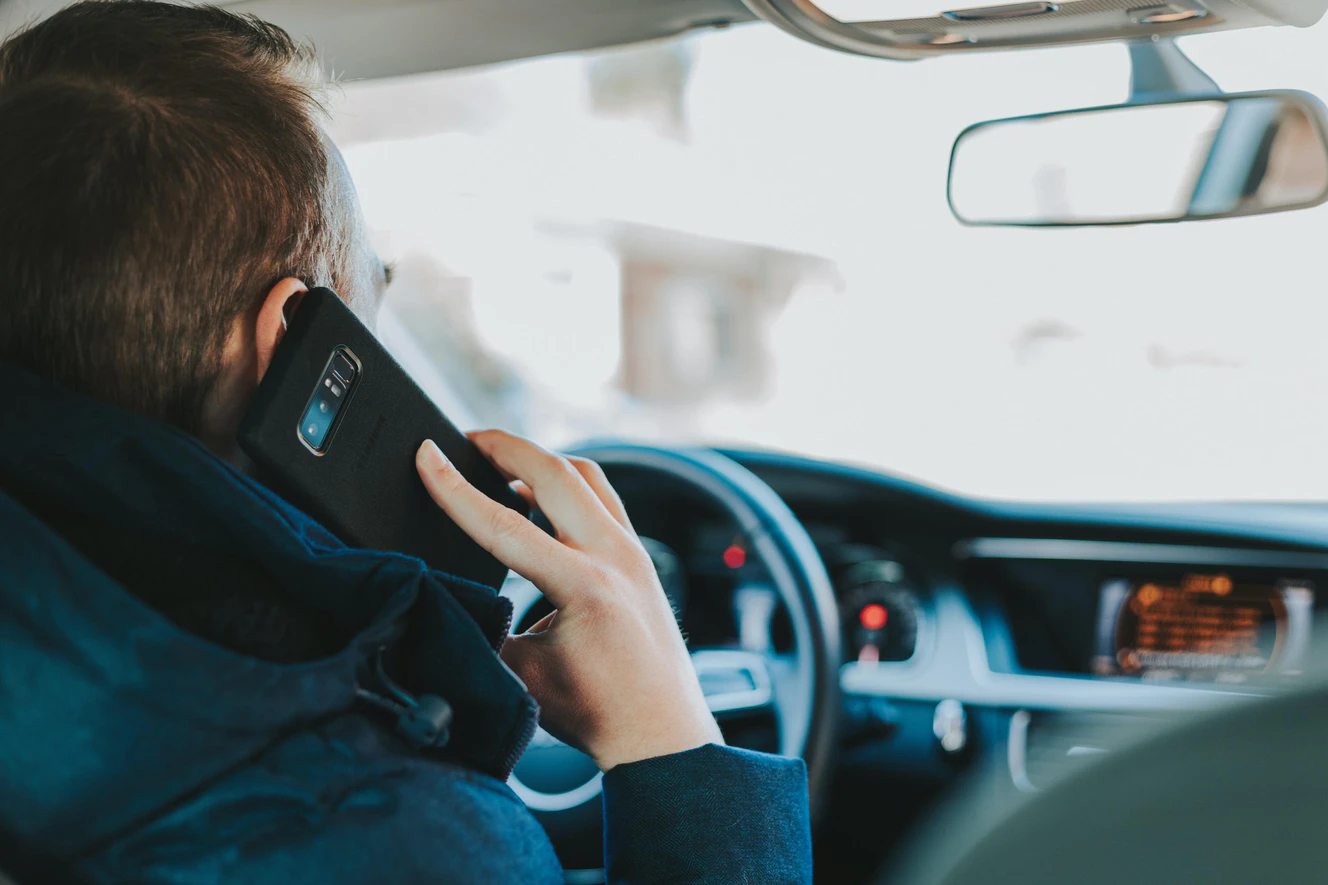 Ein Mann telefoniert, während er Auto fährt