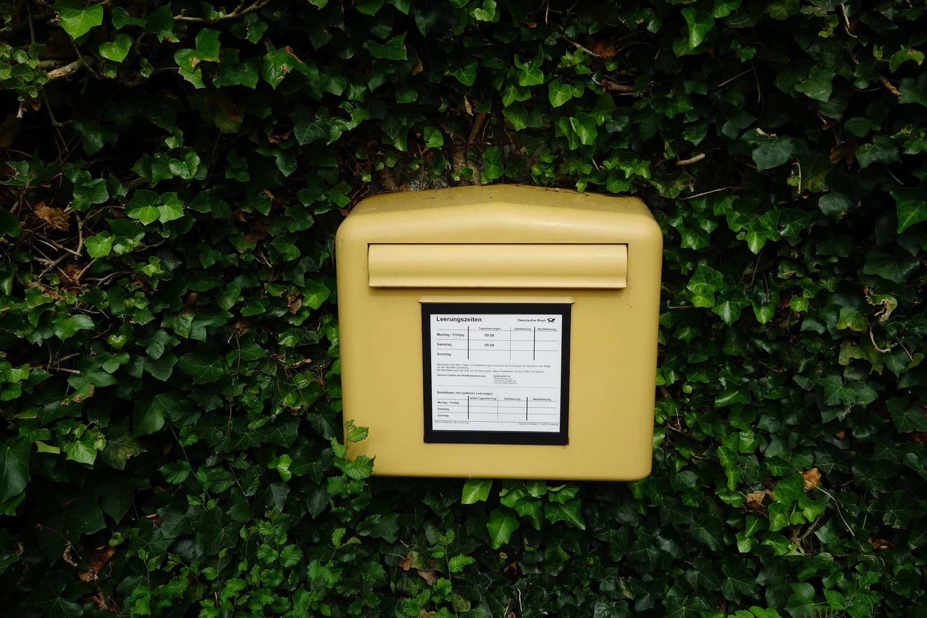 Ein gelber Briefkasten der Deutschen Post
