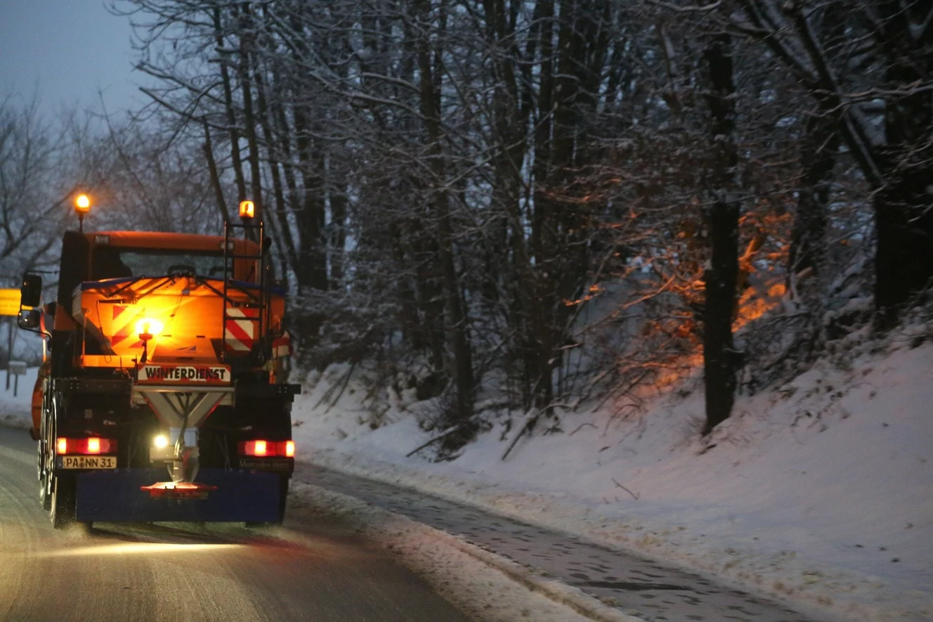 Streudienst auf verschneiter Straße