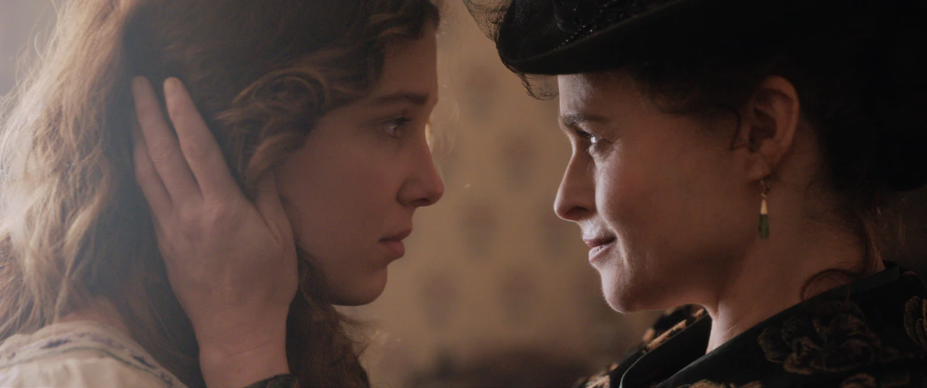 Enola Holmes mit ihrer Mutter — © Netflix / Alex Bailey / Legendary