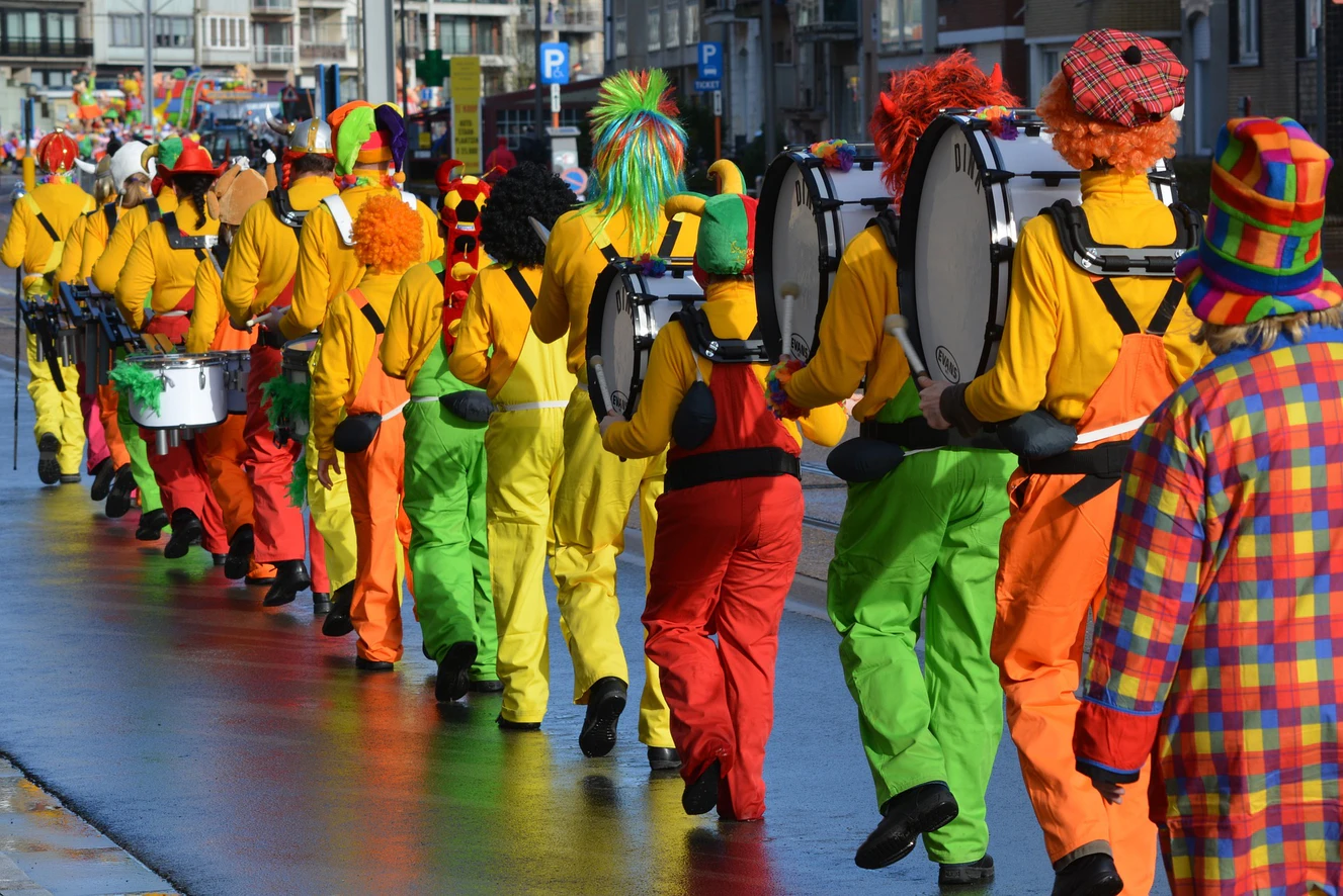 Bunt verkleidete Menschen bei einem Faschingsumzug