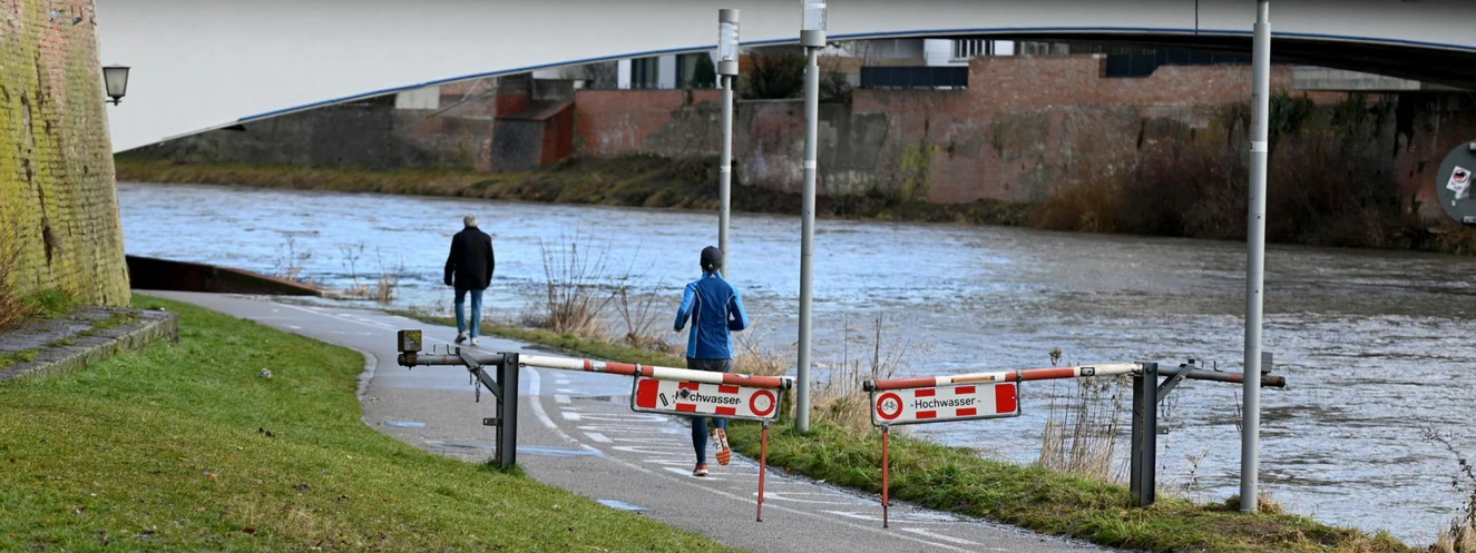 Der Donauradweg in Ulm mit geschlossenen Hochwasserschranken — © Thomas Heckmann