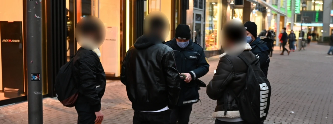 Polizei Kontrolliert Maskenpflicht — © Thomas Heckmann