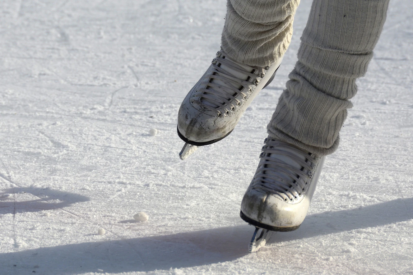 Schlittschuhe auf dem Eis