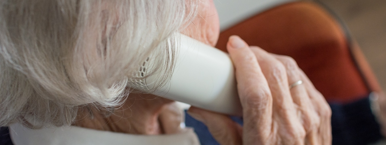 Seniorin am Telefon