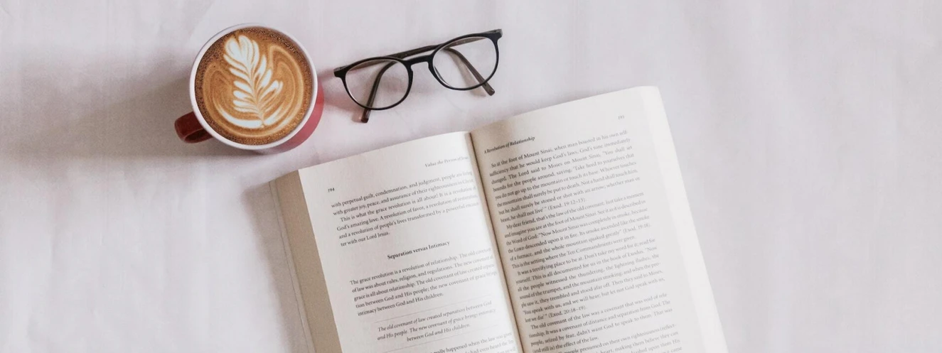 Buch und Kaffee
