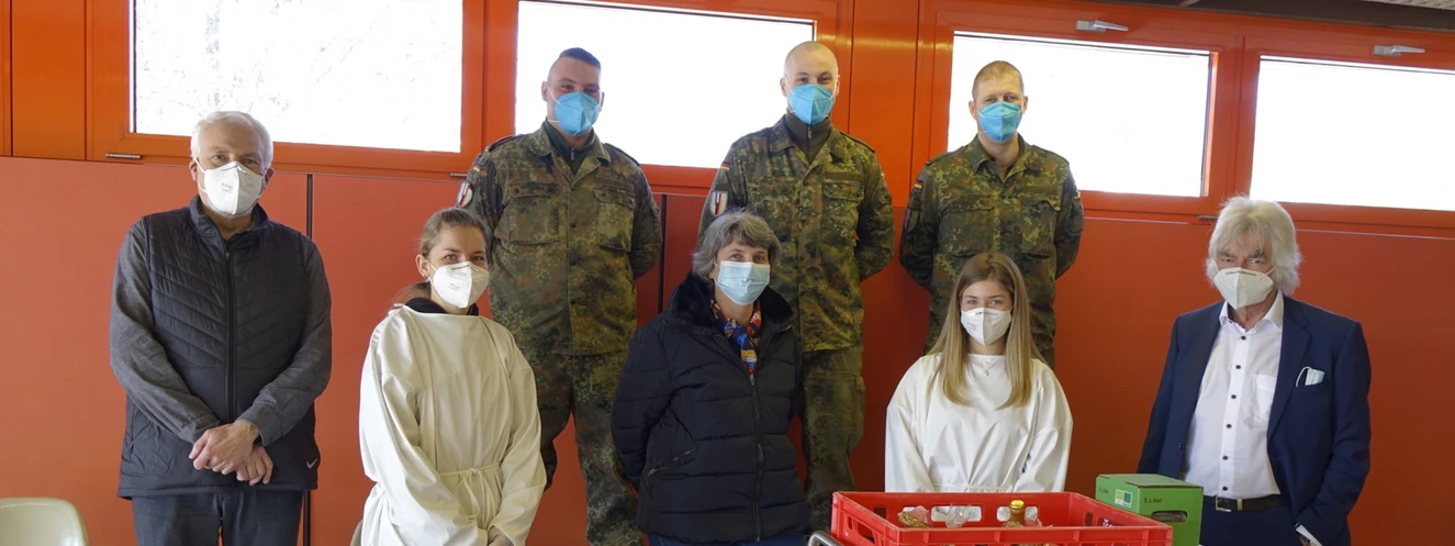 Zwei Trupps der Bundeswehr unterstützten das Mariaberger Corona-Testzentrum. Zum Abschied übergab der Mariaberger Vorstand Rüdiger Böhm (re.) ihnen Vesperpakete mit Mariaberger Produkten. — © Alina Veit