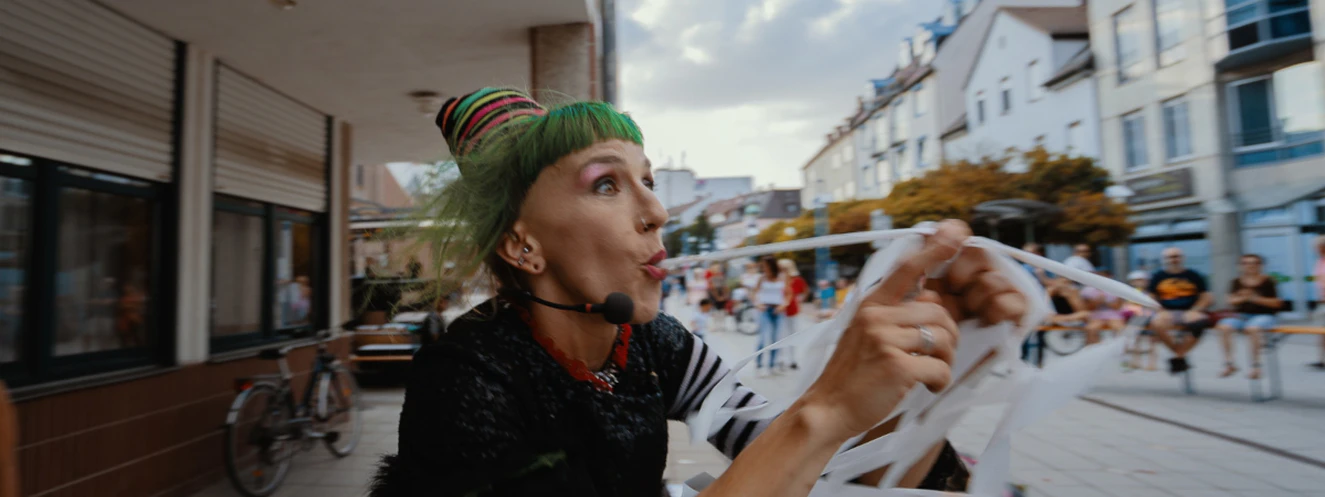Eine Straßenkünstlerin beim Neu-Ulmer Straßenkunstfestival — © Calvin Müller