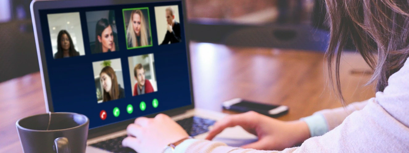 Eine Videokonferenz über den Laptop