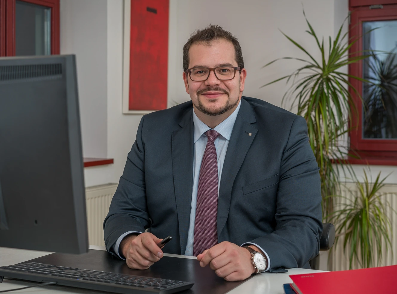 Bürgermeister Daniel Salemi am Schreibtisch — © Stadt Langenau