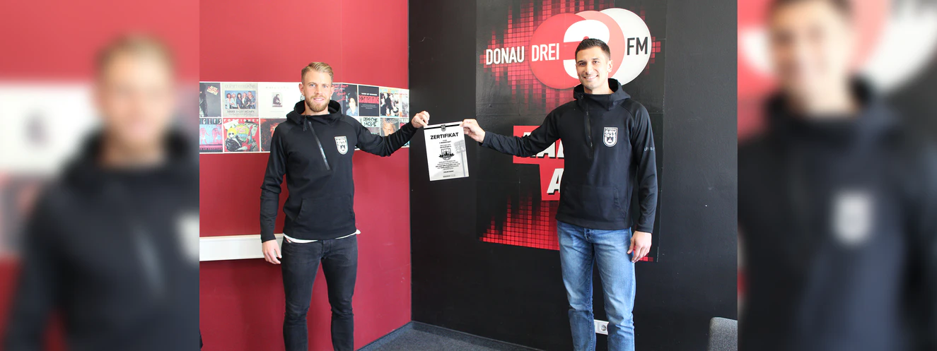 SSV Spieler halten das Zertifikat nach oben
