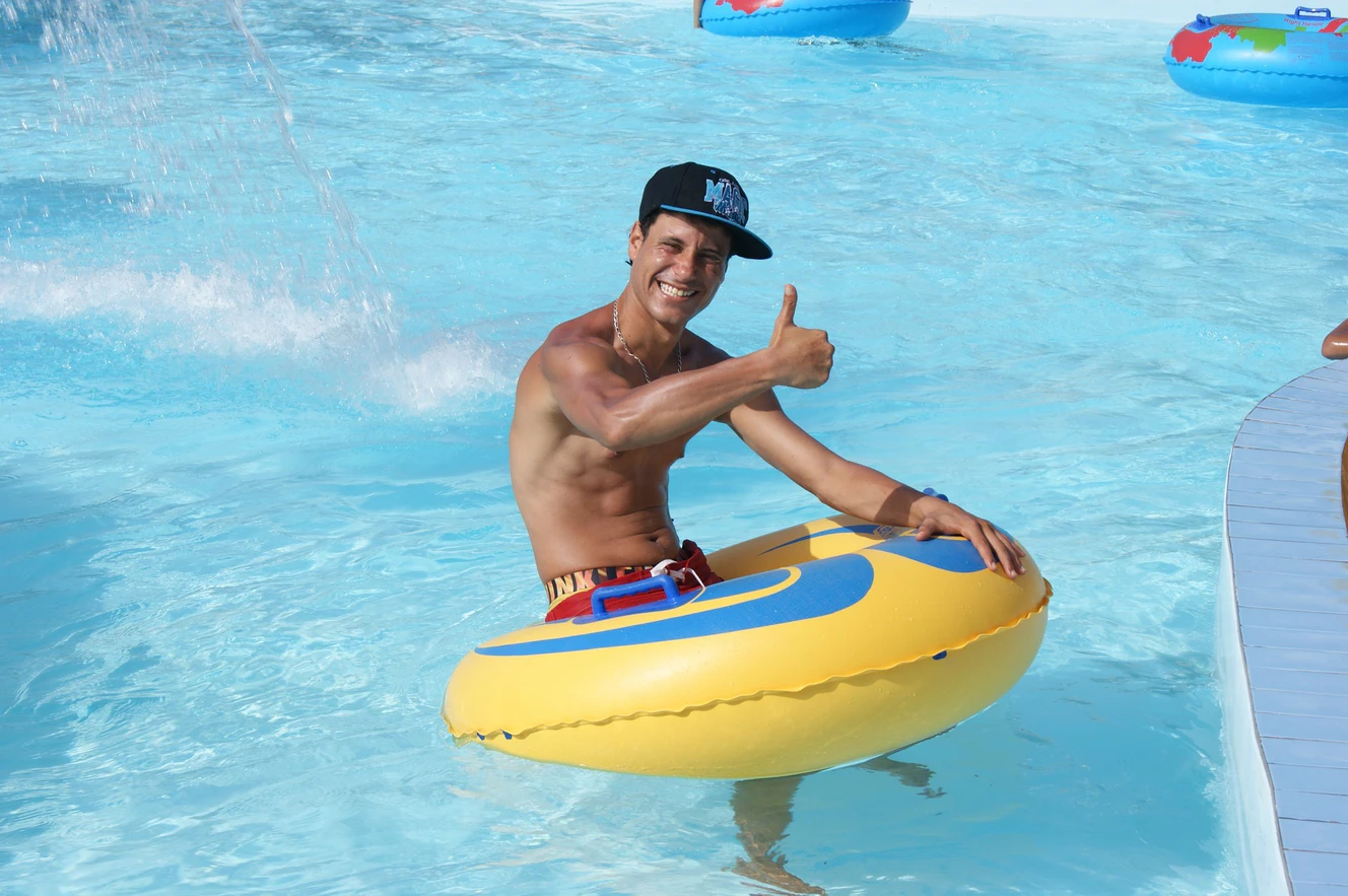 Mann im Swimmingpool