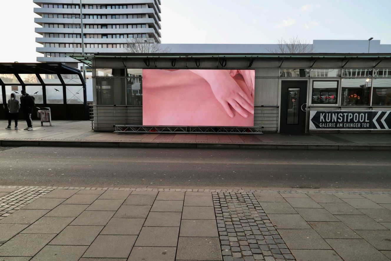 Video Installation von der Kunstpool Galerie am Ehinger Tor — © Kunstpool/Lukas Pfalzer & Susanne Hopmann