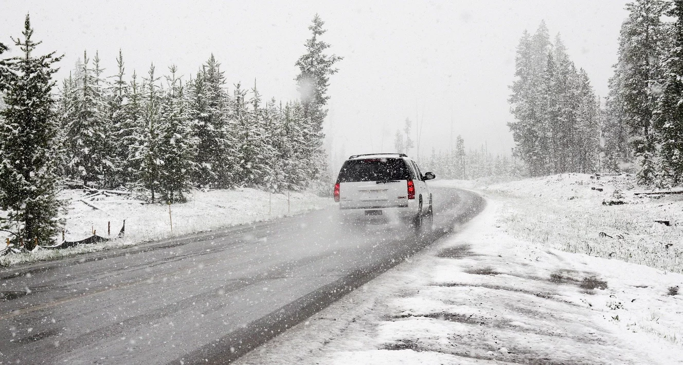 Ein Auto fährt auf einer schneebedeckten Straße
