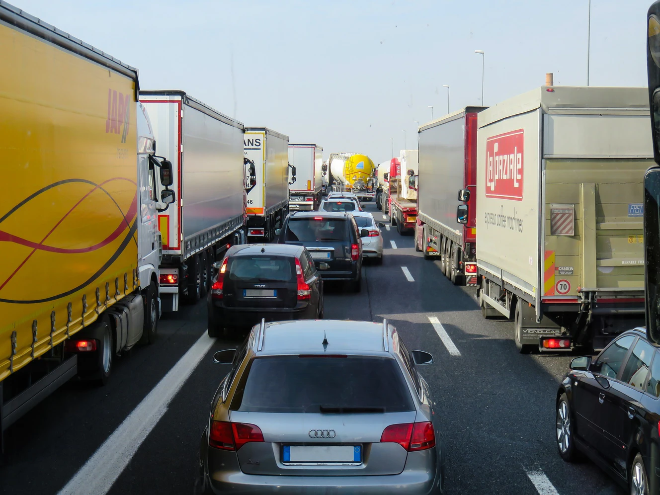 im Stau stehende Autos — © Symbolbild