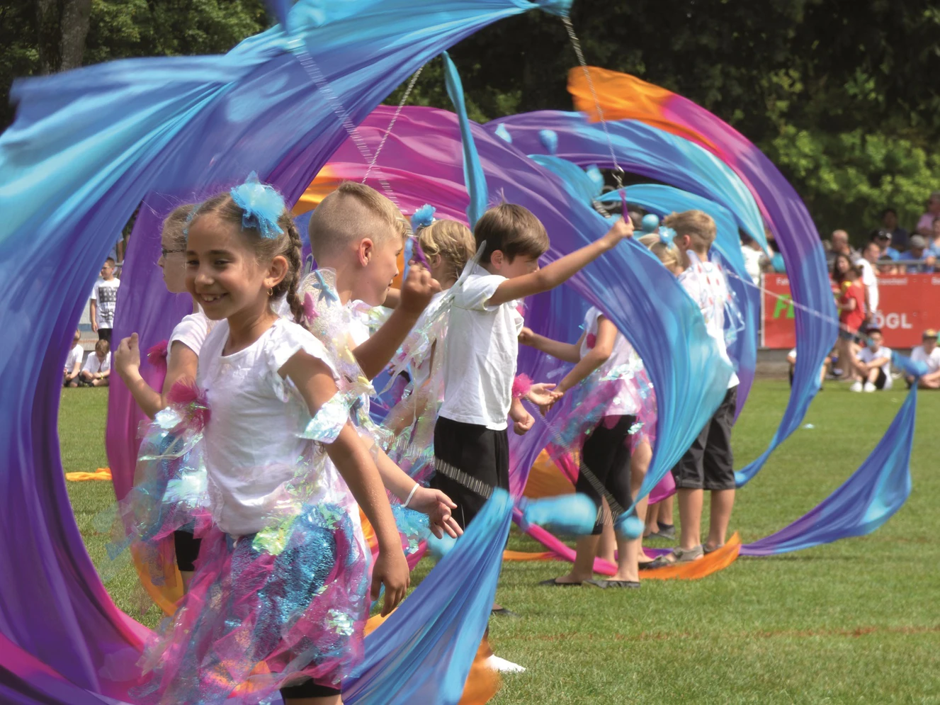 Die Tänze der Schüler und Schülerinnen der Grund- und Mittelschule Leipheim sind wichtiger Bestandteil des Kinderfests. Fotografin: Tina-Maria Dorow, Stadt Leipheim — © Tina-Maria Dorow, Stadt Leipheim
