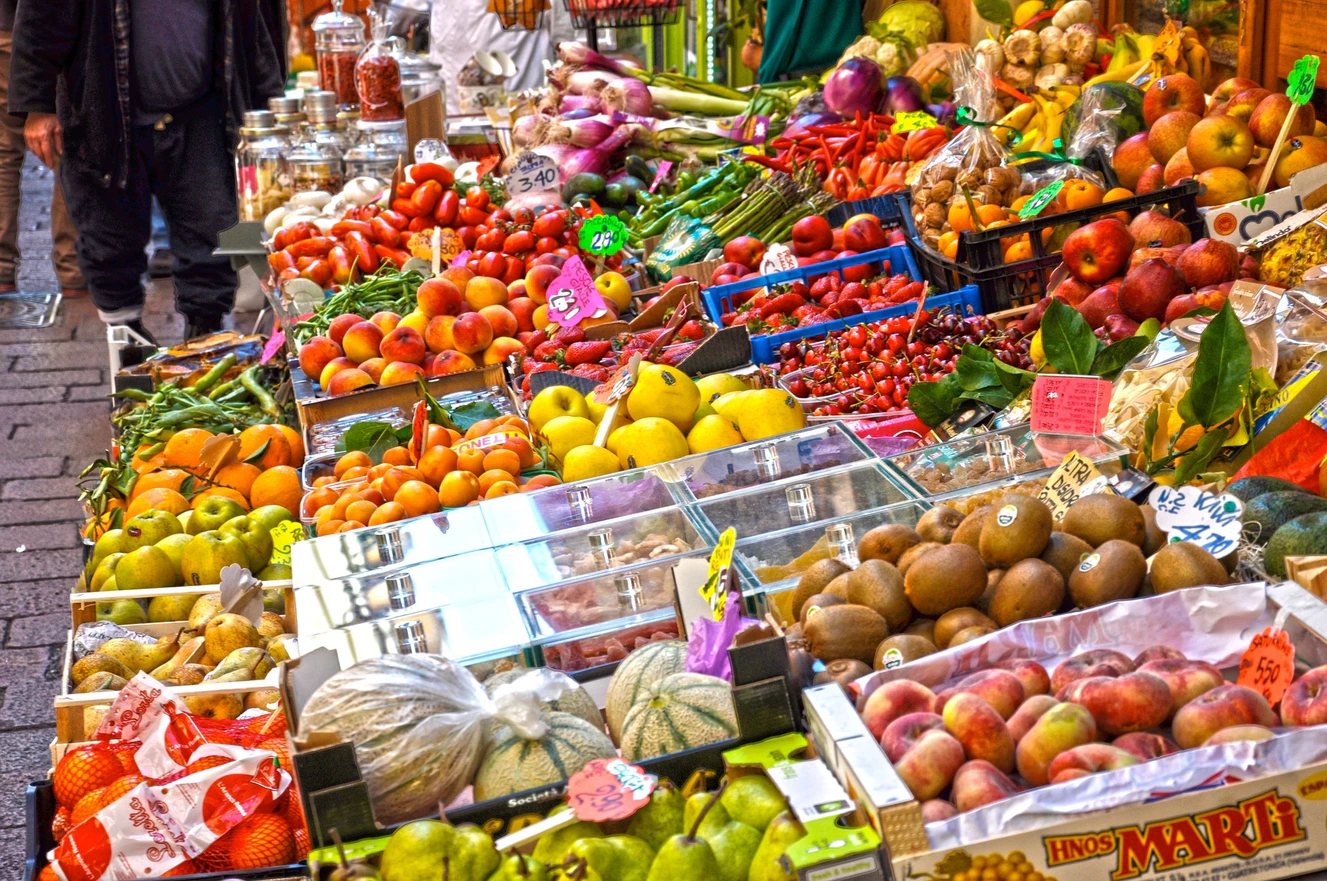 Ein Marktstand voll mit frischem Gemüse