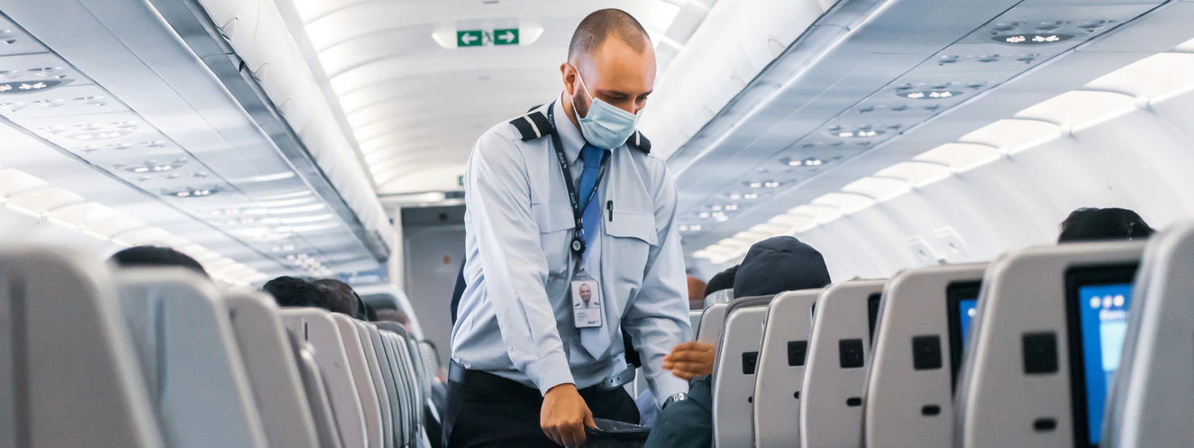 Eine Person mit Maske führt während Corona alltägliche Arbeiten durch