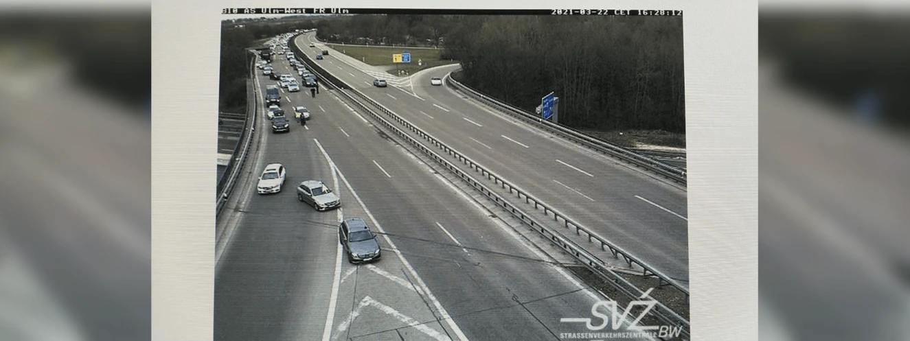 Straßensperre auf der B10 — © svz-bw.de