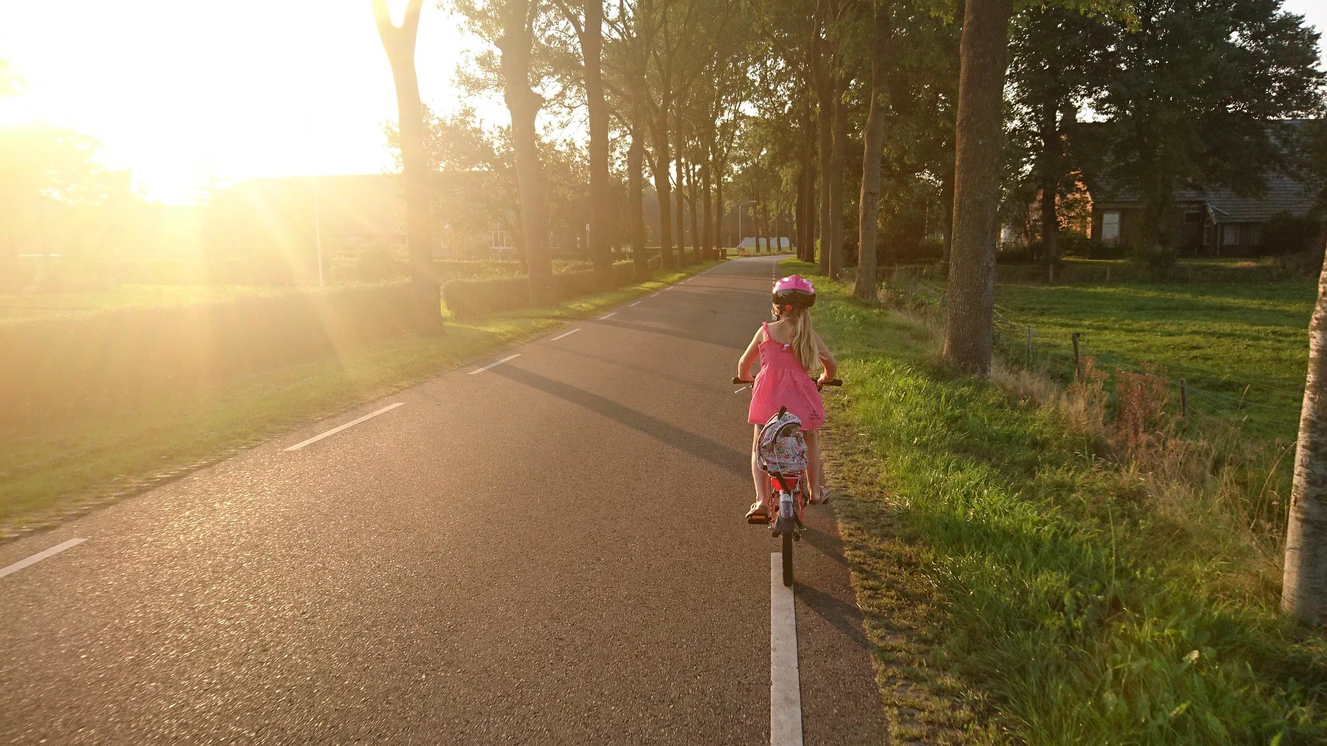 Mädchen radelt am Straßenrand
