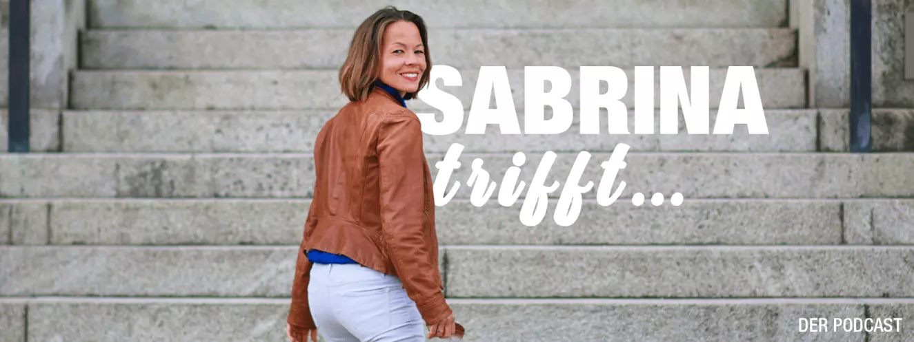Sabrina Gander auf einer Treppe
