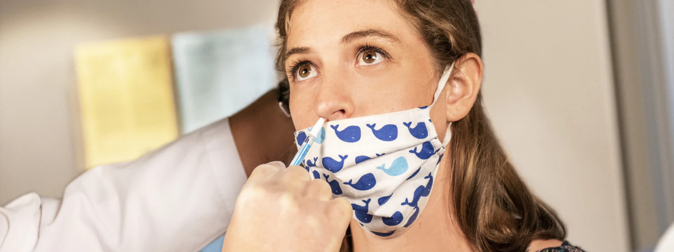 Menschen in Alltagssituationen tragen Atemschutzmasken, Personen werden geimpft