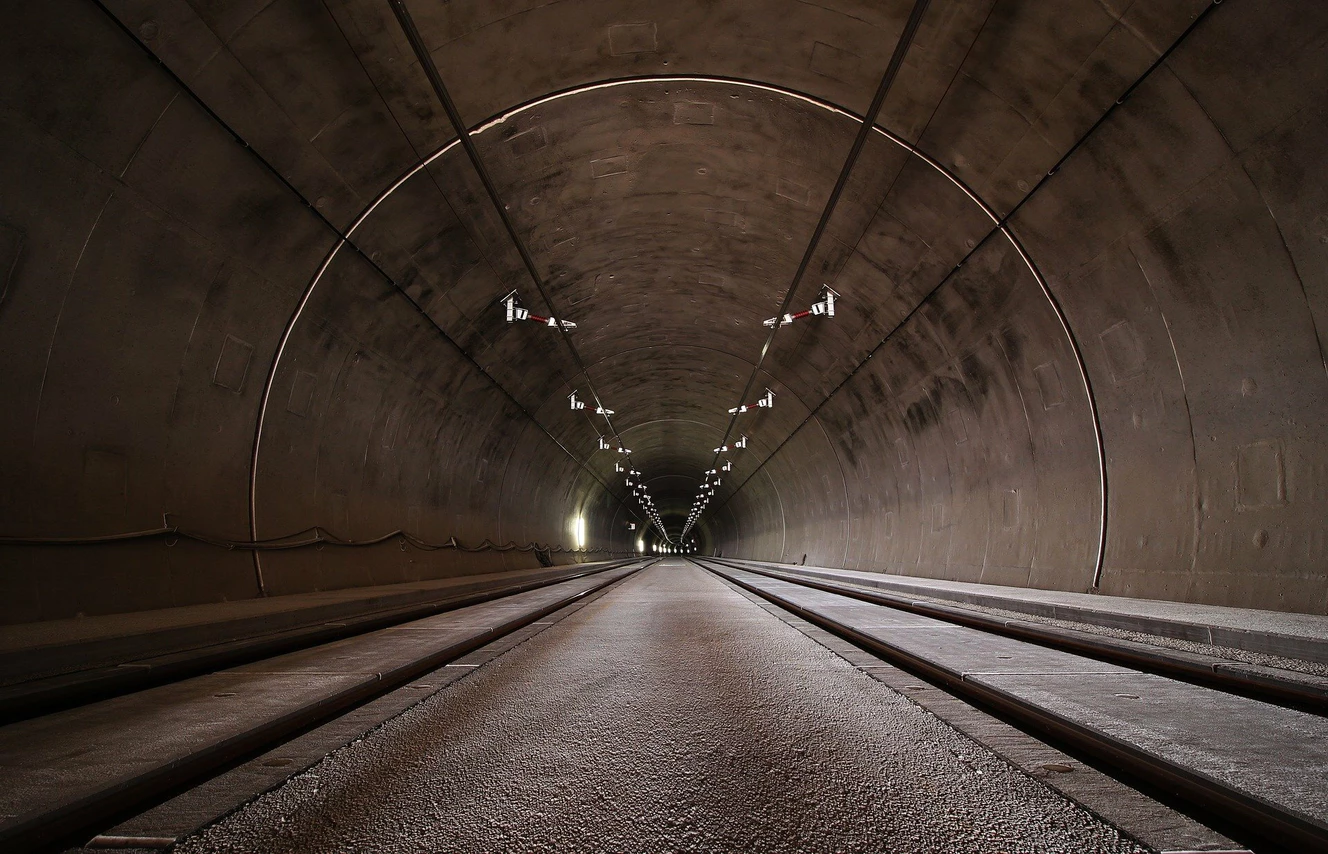 Ein Verkehrstunnel mit schlechter Beleuchtung