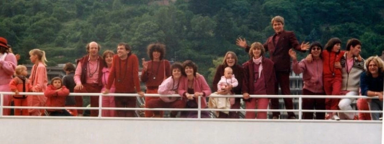 Bhagwan Anhänger auf einem Rheinschiff — © WDR / Nina Ruho Lösel