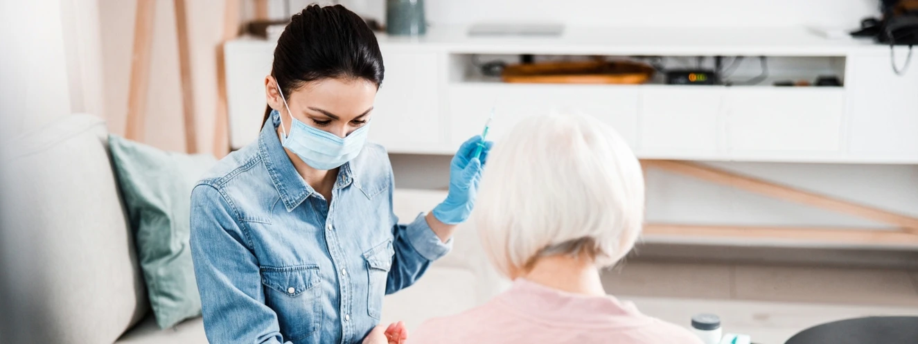 Menschen mit Masken im Alltag