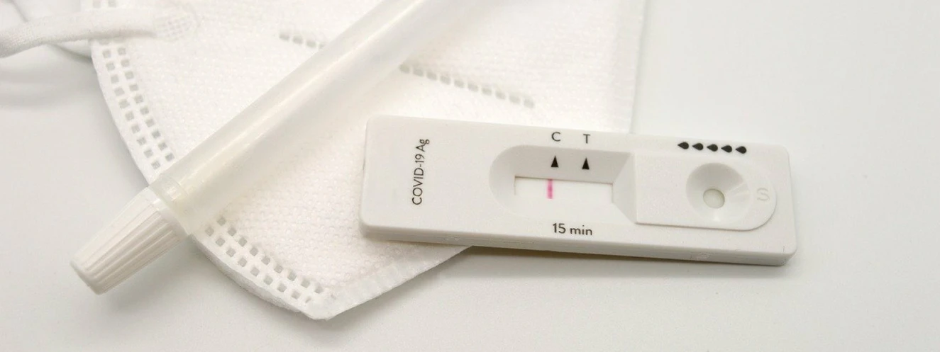 Medizinische Maske und Coronatest