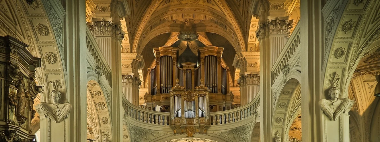 Kirche mit Orgel