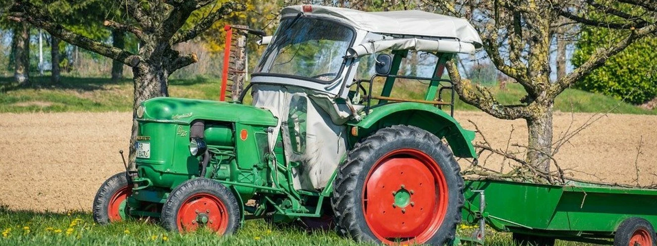 Traktor mit Anhänger auf einer Wiese