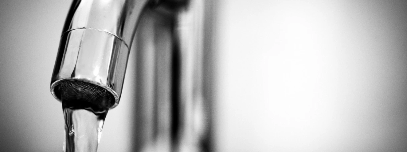 Wasserhahn mit fließendem Wasser