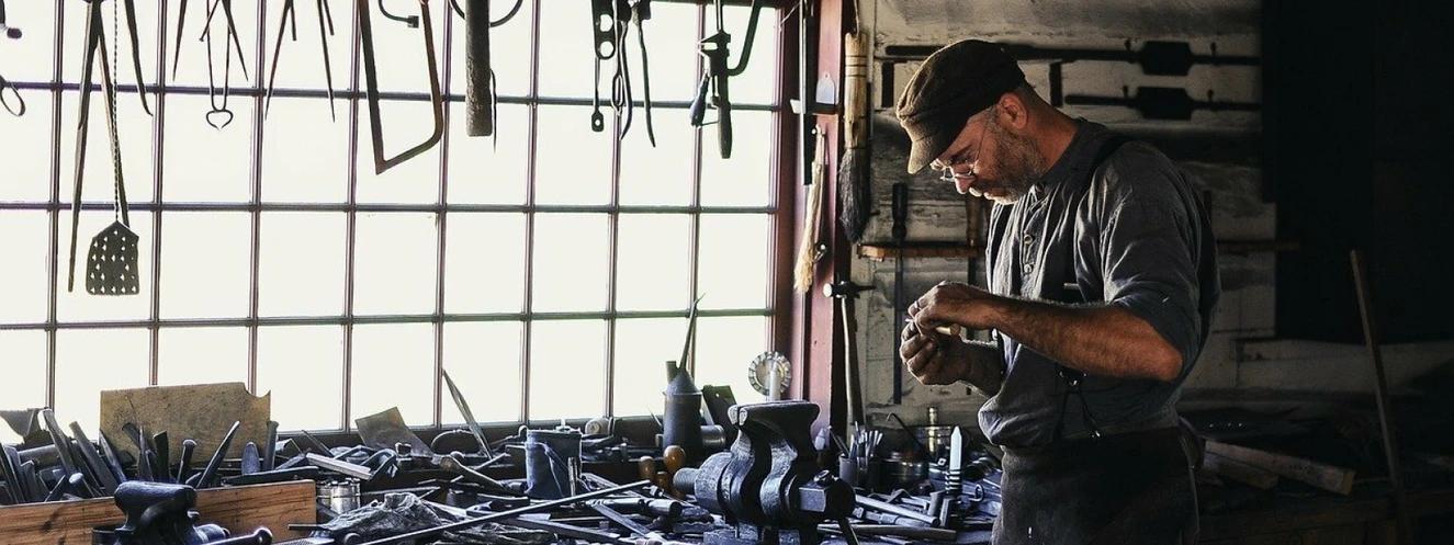 Handwerker in einer Werkstatt