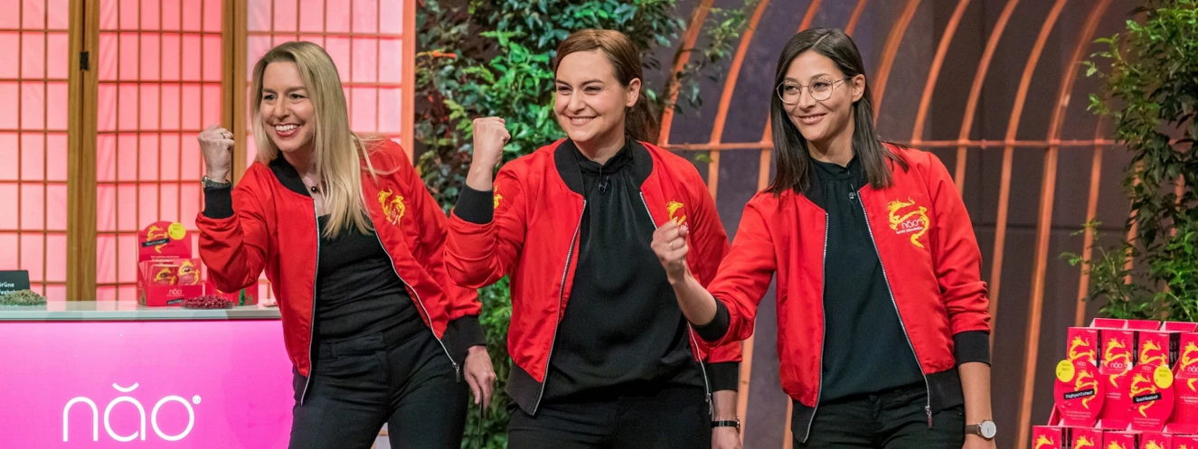 Von links: Annette Steiner-Kienzler, Nadja Arab und Maximiliane Staiger versuchen mit Qinao-Power bei "Die Höhle der Löwen" ihr Glück. — © TVNOW Bernd Michael Maurer