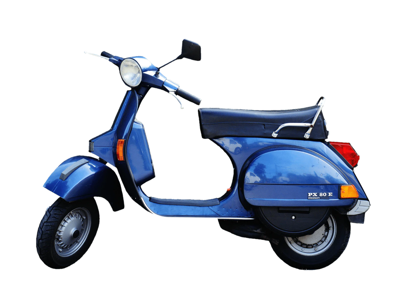 blauer Roller steht vor Wand