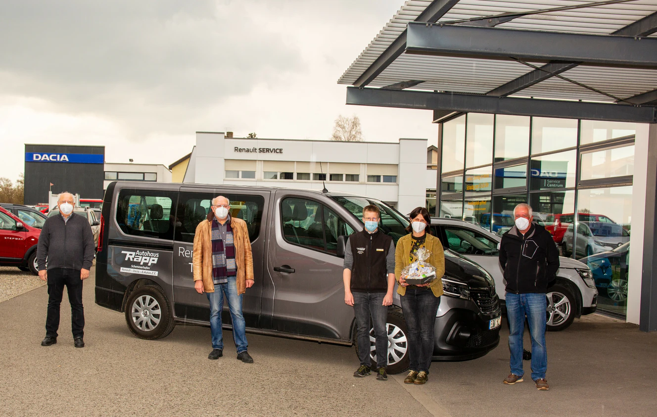 Fünf Menschen stehen vor einem Auto — © Bürger für Bürger