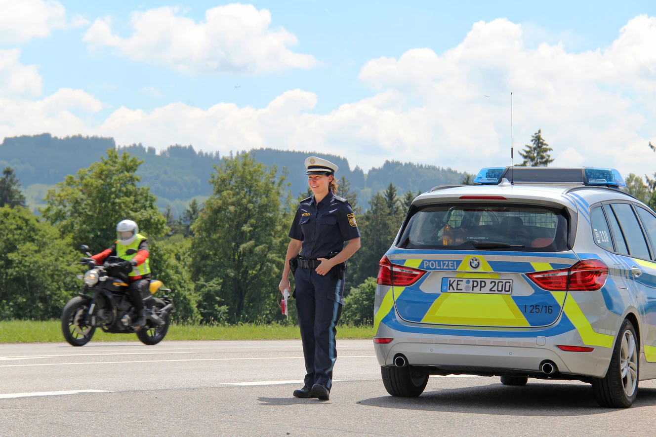 Polizistin an einer Straße — © Polizei Schwaben Südwest