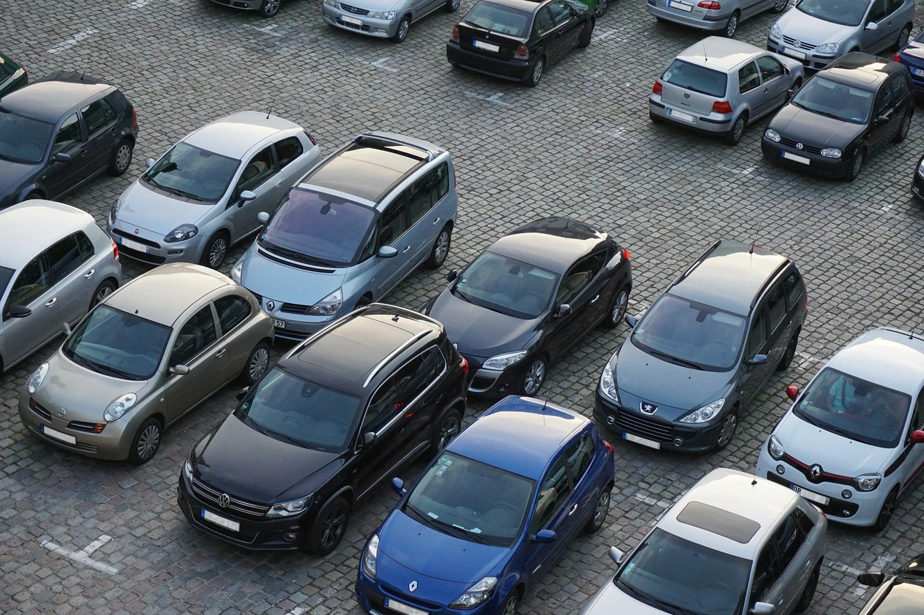 viele Autos auf einem Parkplatz