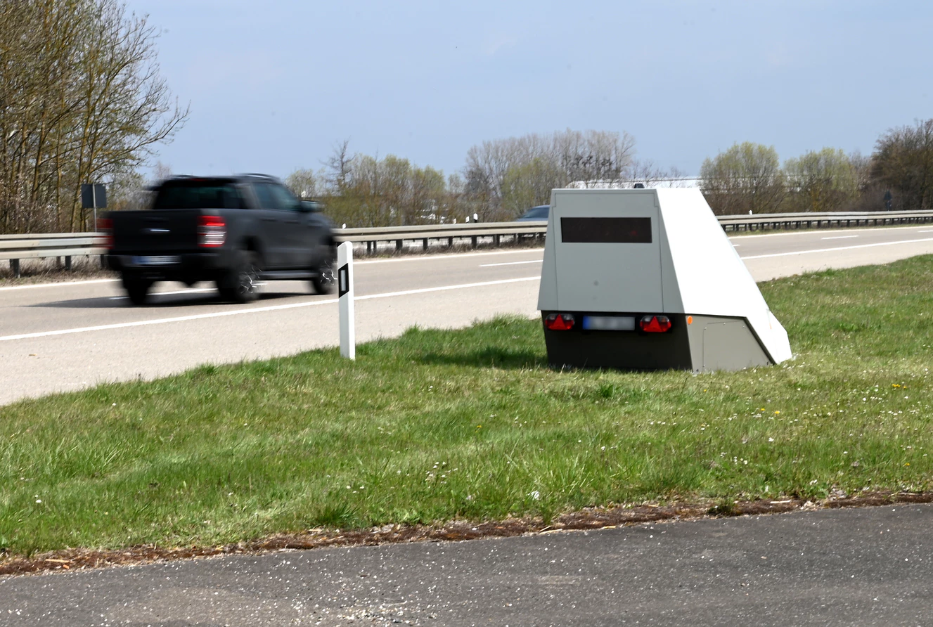 Ein Auto fährt an einem Blitzeranhänger vorbei — © Thomas Heckmann