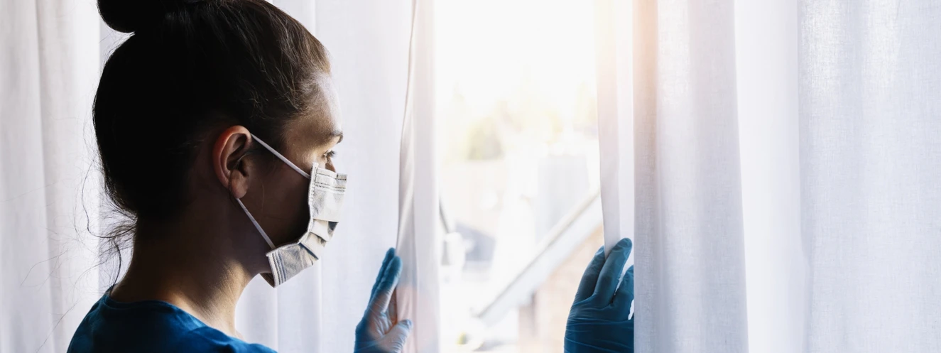 Menschen mit Masken im Alltag